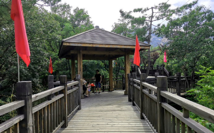 巨型泰山奇石 青島市：嶗山“太平宮”